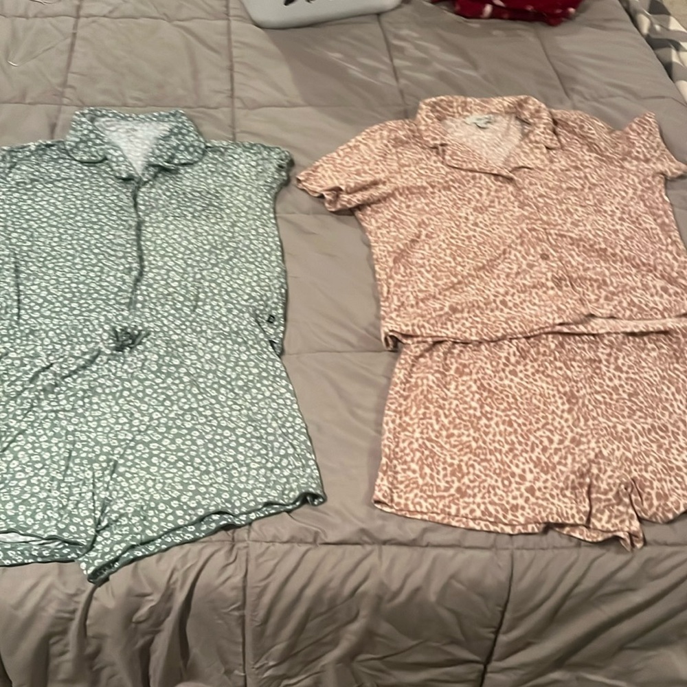 Pajama bundle size large. Brands are gap and Como sleep.